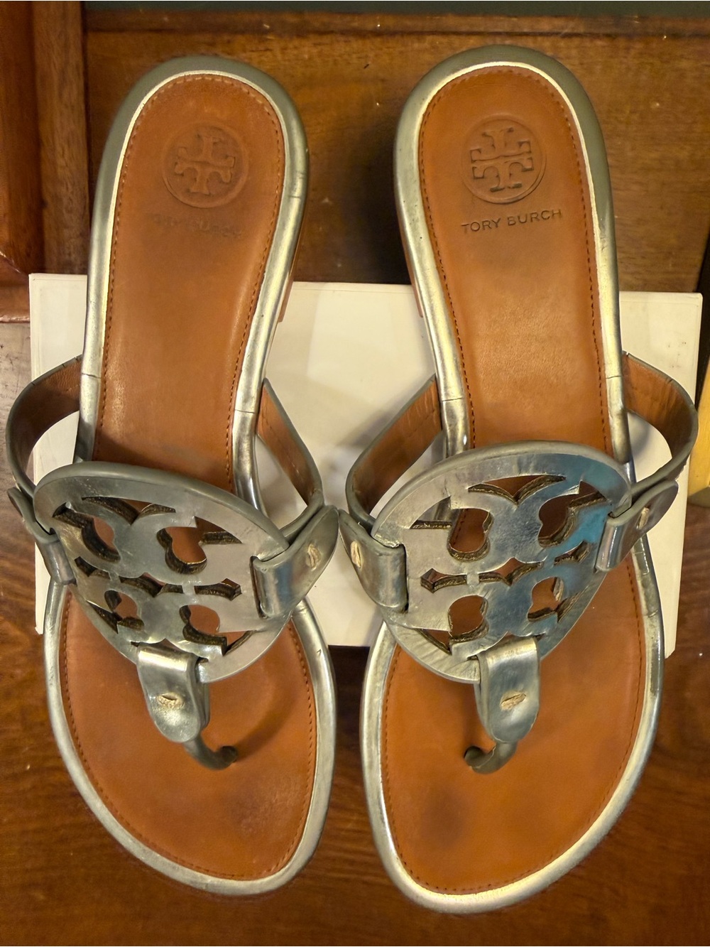 Tory Burch Miller Silver/Tan Leather Logo Thong Sandals Size 8.5 - Picture 5 of 10